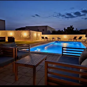 Lucy With Heated Pool & Free Private Parking Appartamento